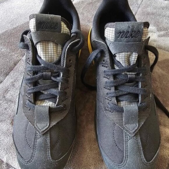 Nike Air MAX Size 10.5 Mens (runs tight) - Picture 2 of 5